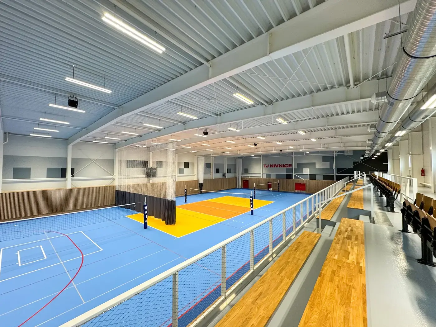 Palubovka velkého sálu sportovní haly